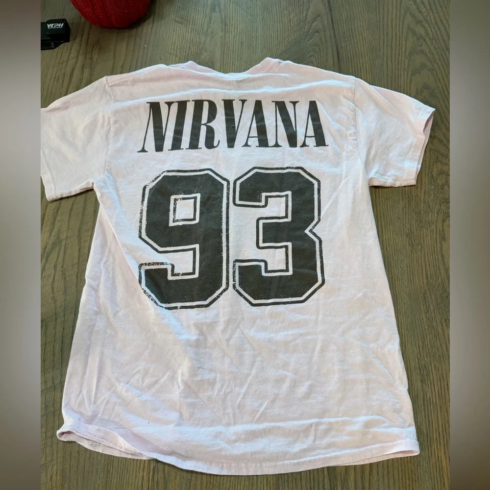 🎸 Nirvana Graphic Tee Pink Angel Wings Shirt Size Medium - Picture 4 of 4